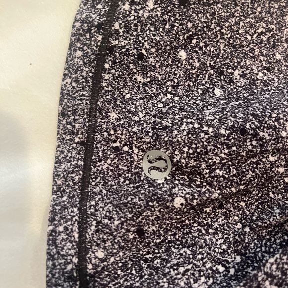 Lululemon pattern skirt. Size 4 regular - Picture 4 of 4